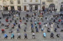 Άδεια παιδικά καρότσια στην πλατεία της πόλης Λβιβ - σύμβολα των παιδιών που σκοτώθηκαν