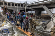 Ουκρανοί πρόσφυγες φεύγουν από την πόλη Ίρπιν στην Ουκρανία