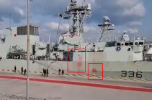 Με κόκκινη μπογιά έβαψαν φρεγάτα του ΝΑΤΟ στον Πειραιά μέλη του ΚΚΕ και της ΚΝΕ