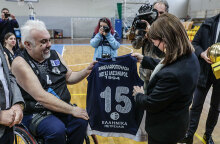 Η Κατερίνα Σακελλαροπούλου δέχεται αναμνηστικό δώρο μετά τον αγώνα μπάσκετ με αμαξίδιο που παρακολούθησε στη Θεσσαλονίκη