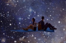 Εικονογράφηση που απεικονίζει ζευγάρι να κάθεται σε ιπτάμενο χαλί με φόντο άστρα