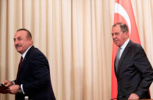 Ο Τούρκος ΥΠΕΞ Μεβλούτ Τσαβούσογλου με τον Ρώσο ομόλογό του, Σεργκέι Λαβρόφ