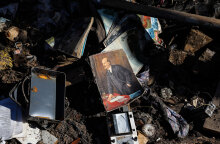 Βιβλίο με φωτογραφία του Λένιν στα χαλάσματα κτιρίου στο Κίεβο