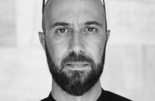 Ο ποιητής Δημήτρης Αθηνάκης