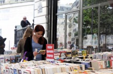 Γυναίκα διαβάζει βιβλίο σε βιβλιοπωλείο στη Γαλλία