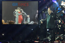 Βασίλης Καρράς (κεντρική) - Το ζευγάρι μετά την πρόταση γάμου (ένθετη)