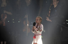 Η 7χρονη Αμέλια τραγουδά τον εθνικό ύμνο της Ουκρανίας σε φιλανθρωπική εκδήλωση στην Πολωνία