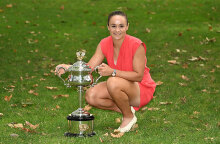 Η Ashleigh Barty με το τρόπαιο του Australian Open που κατέκτησε στη Μελβούρνη