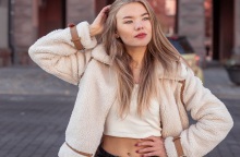 Ένα κορίτσι ποζάρει