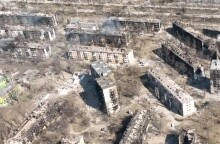 Πόλεμος στην Ουκρανία: Βομβαρδισμένα κτίρια στη Μαριούπολη