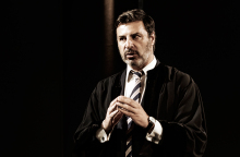 Ο Βασίλης Παλαιολόγος στο «Terror Reloaded» στο θέατρο Αθηνών