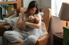 Μαμά κρατάει αγκαλιά το νεογέννητο μωρό της