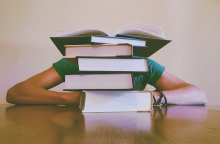 Μαθητής κρύβεται πίσω από βιβλία