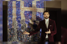 Ο καλλιτέχνης Νίκος Φλώρος με το έργο του εμπνευσμένο από τη σημαία της Ελλάδας