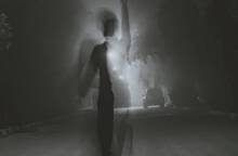 Σκιά άντρα στη μέση του δρόμου