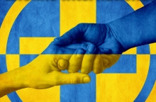 Εικόνα που δείχνει χειραψία με φόντο τη σημαία της ουκρανίας