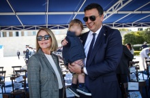 Ο Βασίλης Κικίλιας κρατά στην αγκαλιά του τον γιο του, Παναγιώτη - Αντώνιο - Δίπλα τους χαμογελαστή η Τζένη Μπαλατσινού