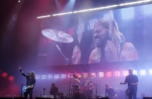Taylor Hawkins: Στιγμιότυπο από συναυλία με τον ντράμερ στη γιγαντοοθόνη