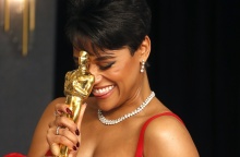 Oscars 2022: Η Ariana DeBose με το χρυσό αγαλματίδιο - Νικήτρια στην κατηγορία Β' Γυναικείου Ρόλου