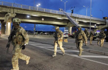 Ουκρανικός στρατός σε περιπολία στο Κίεβο, ενώ μαίνεται ο πόλεμος στο Κίεβο