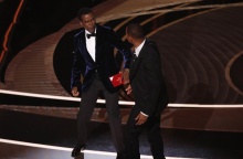 Oscars 2022: Ο Will Smith χτυπά τον Chris Rock 