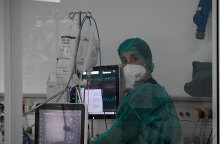 Νοσηλεύτρια με μάσκα για τον κορωνοϊό σε ΜΕΘ νοσοκομείου