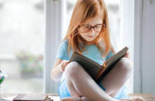 Μικρό κορίτσι διαβάζει βιβλίο