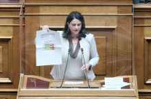 Η υπουργός Παιδείας, Νίκη Κεραμέως, στο βήμα της Βουλής των Ελλήνων