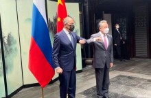 Ο Κινέζος υπουργός Εξωτερικών Γουάνγκ Γι συναντήθηκε με τον Ρώσο ομόλογό του Σεργκέι Λαβρόφ στην επαρχία Ανουί της ανατολικής Κίνας