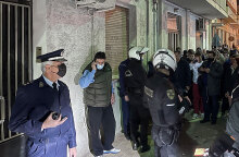 «Πολιορκία» στο σπίτι στην Πάτρα που μένει η Ρούλα Πισπιρίγκου μετά τη σύλληψή της για παιδοκτονία