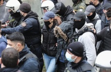 Ρούλα Πισπιρίγκου: Φωτογραφία από την άφιξή της στην Ευελπίδων - Με κουκούλα και αλεξίσφαιρο