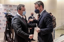 ΧΑΙΡΕΤΙΣΜΟΣ ΤΟΥ ΠΡΩΘΥΠΟΥΡΓΟΥ ΚΥΡΙΑΚΟΥ ΜΗΤΣΟΤΑΚΗ ΣΤΗΝ ΕΚΔΗΛΩΣΗ ΓΙΑ ΤΗΝ ΠΑΡΟΥΣΙΑΣΗ ΒΙΒΛΙΟΥ ΤΟΥ ΠΡΟΕΔΡΟΥ ΚΑΙ ΔΙΕΥΘΥΝΟΝΤΟΣ ΣΥΜΒΟΥΛΟΥ ΤΗΣ PFIZER, ALBERT BOURLA (ΓΙΑΝΝΗΣ ΠΑΝΑΓΟΠΟΥΛΟΣ / EUROKINISSI)