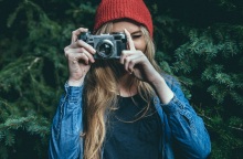 Έννα κορίτσι κρατάει μια κάμερα. 