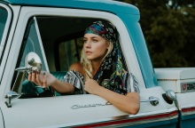 Ένα κορίτσι σε ένα αυτοκίνητο. 