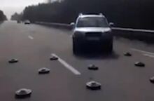 Ουκρανία: Viral έχει γίνει ένα αμφίβολης γνησιότητας βίντεο, το οποίο δείχνει αμάξια να περνούν πάνω από νάρκες.