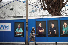 Κορωνοϊός: Η Βρετανία αίρει τον υποχρεωτικό εμβολιασμό για τους υγειονομικούς