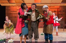 Ηθοποιοί στην παράσταση «Αυτόχειρ» του Νικολάι Έρντμαν από το Εθνικό Θέατρο, στη σκηνή «Μαρίκα Κοτοπούλη» του REX