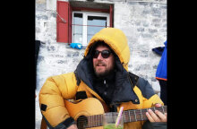 O Στάθης Δρογώσης ήταν από τους πρώτους καλλιτέχνες που καταδίκασαν τη ρωσική εισβολή στην Ουκρανία