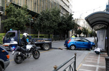 Τροχαίο στην Αθήνα τον Μάρτιο με αυτοκίνητο να πέφτει σε στάση λεωφορείου στη Σταδίου