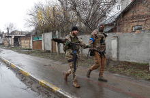 Πόλεμος στην Ουκρανία: Ουκρανοί στρατιώτες στην πόλη Μπούκα