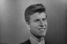 Bobby Rydell σε εμφάνισή του σε μουσικό σόου της τηλεόρασης