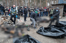 Στην Μπούχα της Ουκρανίας απανθρακωμένα πτώματα αμάχων τοποθετούνται σε μαύρες σακούλες