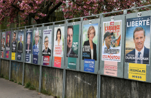 Αφίσες υποψηφίων στις γαλλικές εκλογές σε δρόμο του Παρισιού