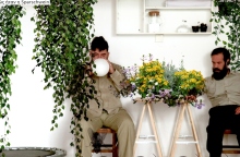 Από την performance των Ginger Creepers «Καθόμαστε Σε Ένα Τραπέζι. Ο Ένας Κοιτάει Τις Γρίλιες. Από Κάπου Ακούγεται Ο Τελευταίος Λύκος»