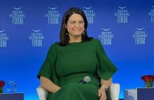 Η υπουργός Παιδείας, Νίκη Κεραμέως, στο Οικονομικό Φόρουμ των Δελφών