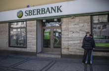  Ουκρανία: Το Λονδίνο παγώνει τα περιουσιακά στοιχεία της μεγαλύτερης ρωσικής τράπεζας, Sberbank