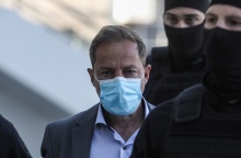 Ο Δημήτρης Λιγνάδης κατά τη μεταφορά του στο δικαστήριο