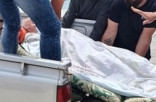 Άνδρες επιβιβάζουν ηλικιωμένο σε καρότσα φορτηγού προκειμένου να επιστρέψει σπίτι του