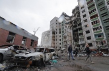 Πόλεμος στην Ουκρανία: Κατεστραμμένα κτίρια και αυτοκίνητα μετά από βομβαρδισμούς σε πόλη