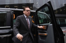 Ο Βρετανός βουλευτής, Imran Ahmad Khan, βγαίνει από το αυτοκίνητό του